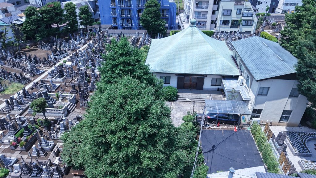 宝祥寺の本堂と光照墓苑を上空から