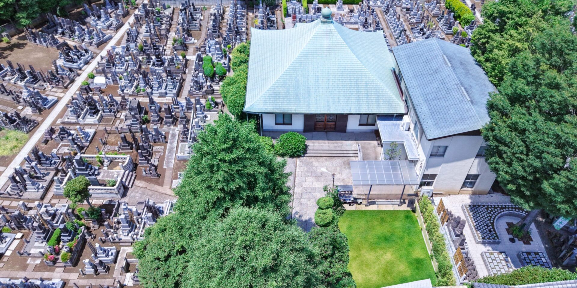 光照墓苑の全景（新宿区若松町）