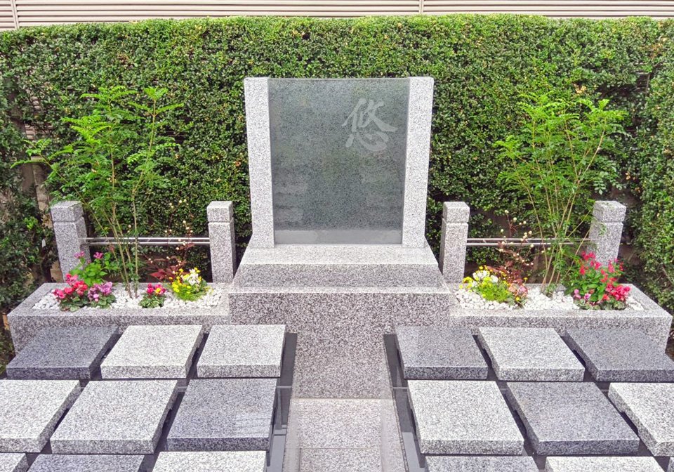樹木葬墓の銘板と植栽